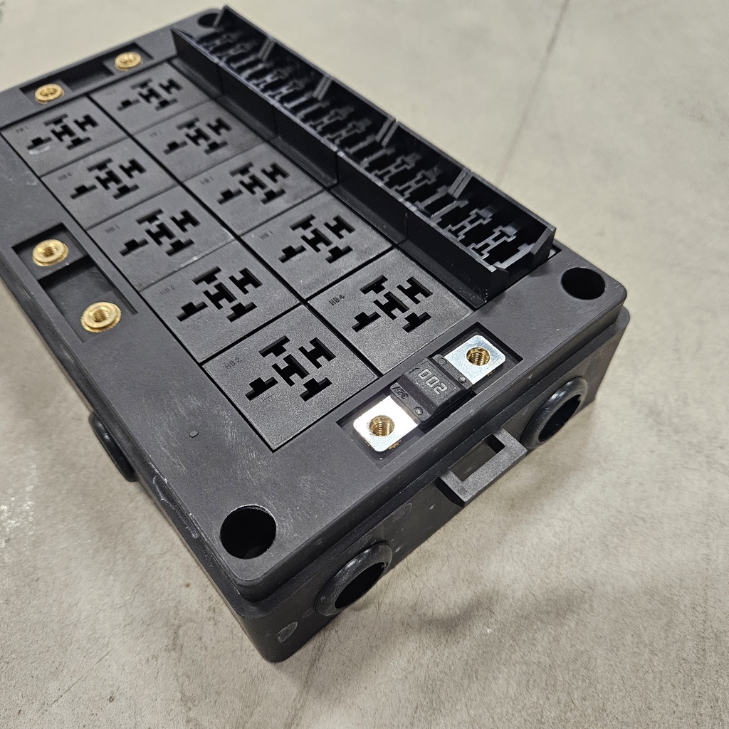 Relais ouragan et panneau de fusibles RB10 (montage par le bas)