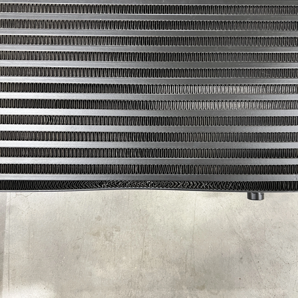 Intercooler Hurricane noir, connexions de 3 pouces (78 cm de large)